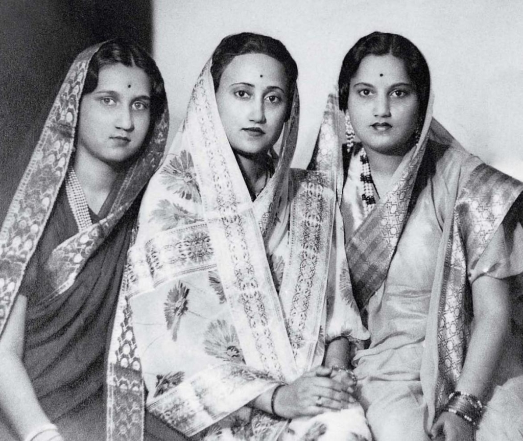 Women in saris (1912)